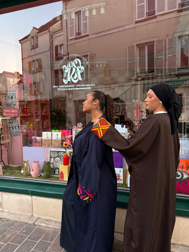 Deux femmes portant les kimono de la collection Sun, le kimono Eïwa à gauche et le kimono Naya à droite 