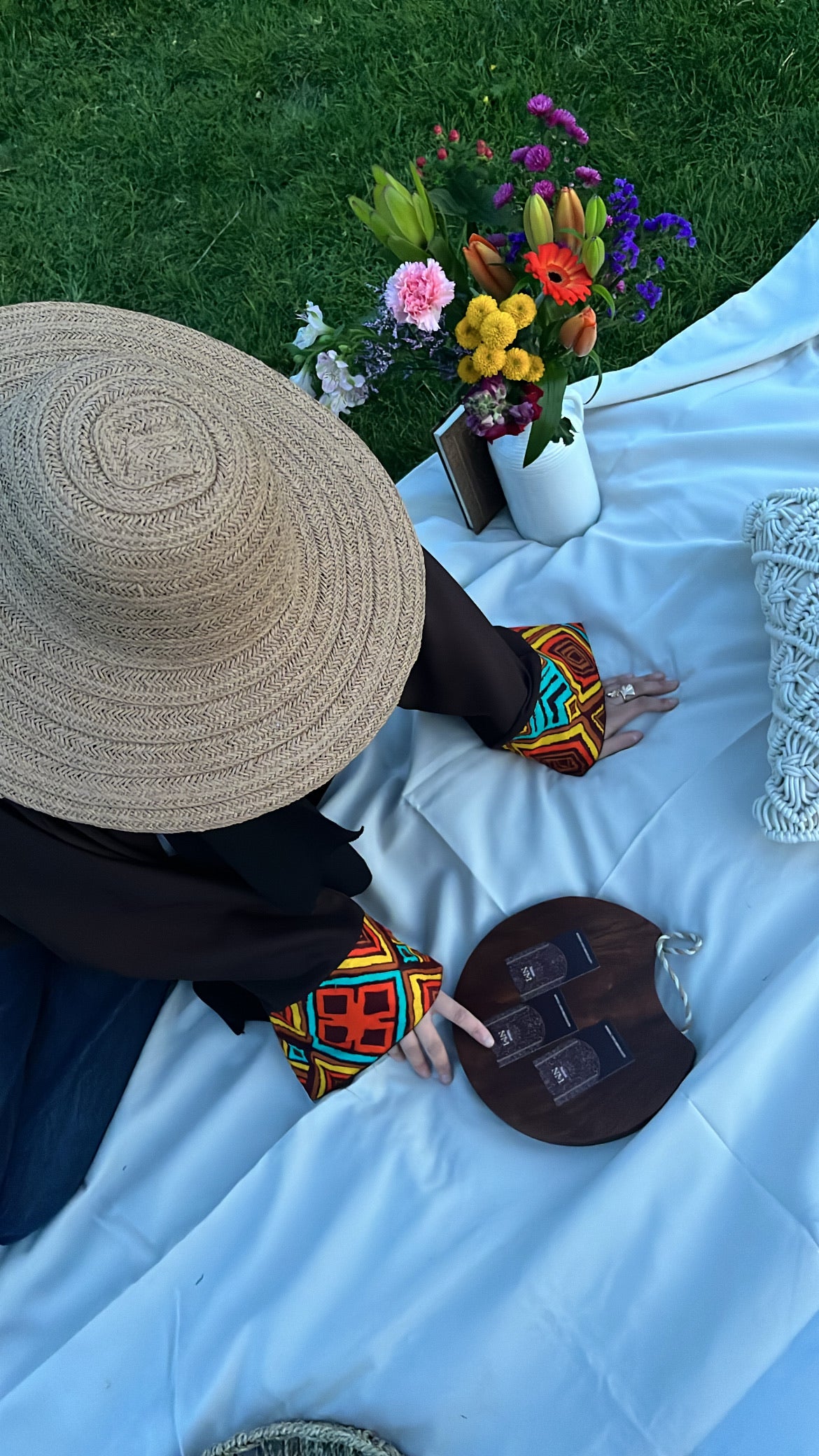 Kimono Eïwa en wax jaune, bleu ,orange  et marron aux formes géométriques 